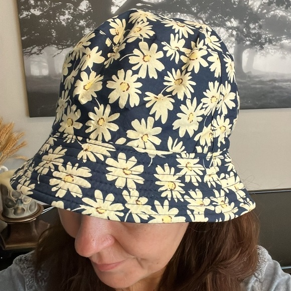 Reversible bucket hat daisies print/solid black. NWOT - Picture 7 of 9